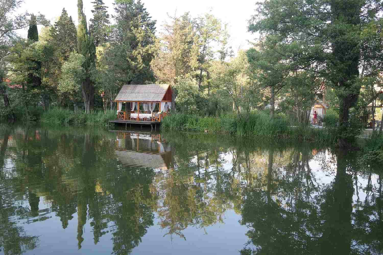 Озеро дивное цена. Парк отель озеро Дивное. Озеро Дивное Лазаревское. Озеро Волковка. Лазаревское озеро Полысаево.